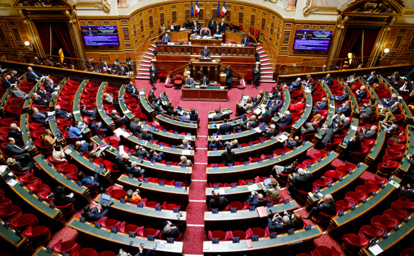 Retraites: devant une Assemblée survoltée, Elisabeth Borne engage le 49.3