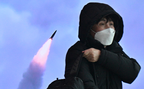 La Corée du Nord confirme le lancement d'un missile intercontinental, devant Kim et sa fille