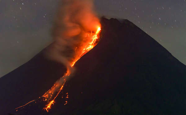 Le volcan indonésien Merapi en éruption crache de la lave en fusion