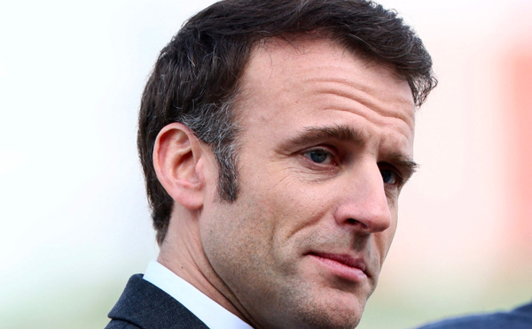 Macron conteste la "légitimité" de "la foule"