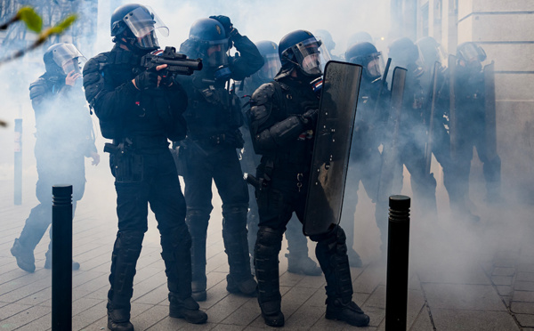 Manifestations en France: Amnesty alerte "sur le recours excessif à la force et aux arrestations abusives"