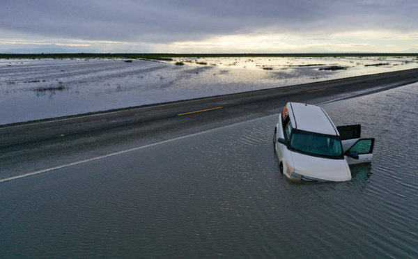 Une tornade frappe une ville de Californie sur fond de violentes tempêtes