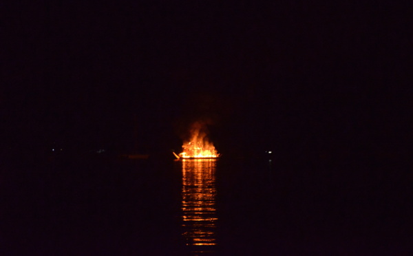 Un fare flottant détruit par un incendie à Punaauia