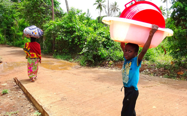 Sécheresse: distribution d'eau à Mayotte