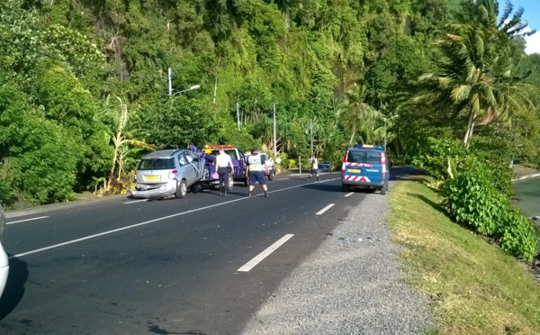 Deux voitures dans le lagon à Mara'a