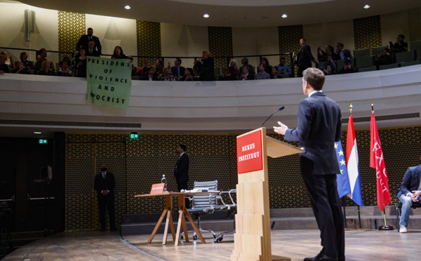 Macron interrompu par des manifestants au début d'un discours à La Haye