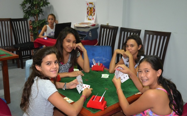 Bridge entre amis ou à l’école : la Banque de Polynésie soutient les clubs polynésiens