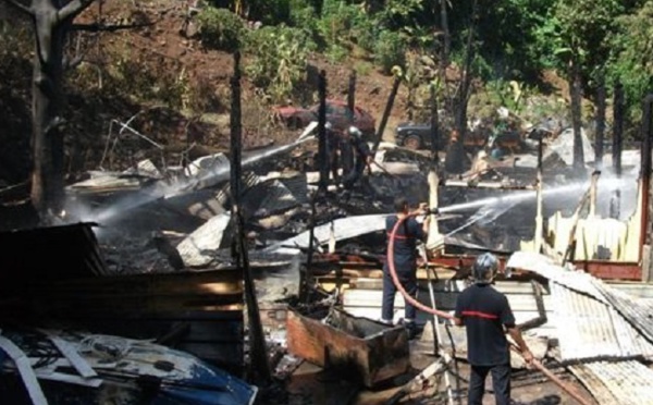 Une maison de tôles part en fumée à Bora Bora