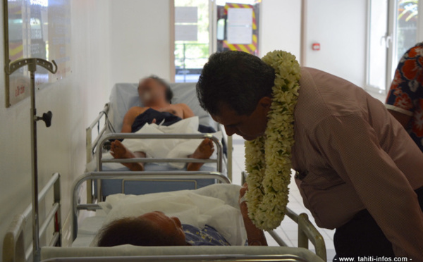 Epidémie de chikungunya : Edouard Fritch en visite aux urgences du CHPF