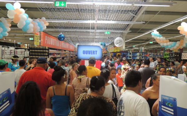 Affluence pour l’ouverture du Carrefour Faa’a (DIAPORAMA)