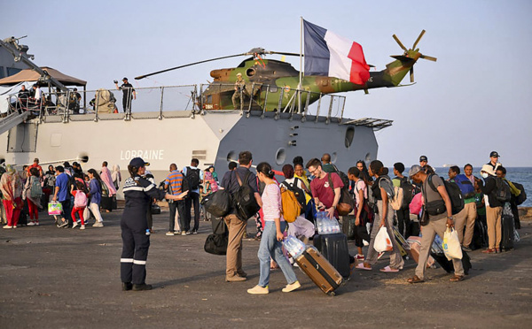 Arrivée en France du premier avion français d'évacués du Soudan