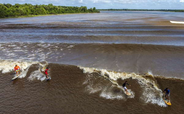 Une vague d'eau douce met les surfeurs au défi en Amazonie
