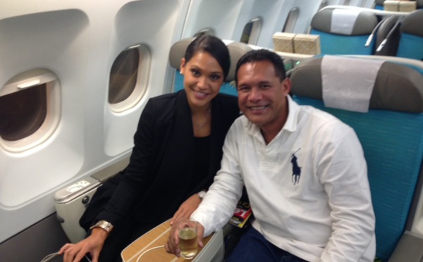 Hinarere dans l'avion à Roissy: départ imminent pour Papeete