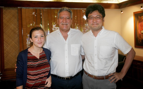 Le Ministre de la Relance économique reçoit deux journalistes du Asahi Shimbun