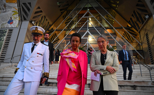 A La Réunion, Borne soigne les élus et évite les casseroles