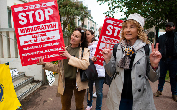 Réfugiés: vague d'indignation après la démission du maire de Saint-Brevin