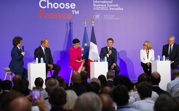 Emmanuel Macron reçoit plus de 200 patrons étrangers à Versailles et annonce 13 milliards d'euros d'investissements