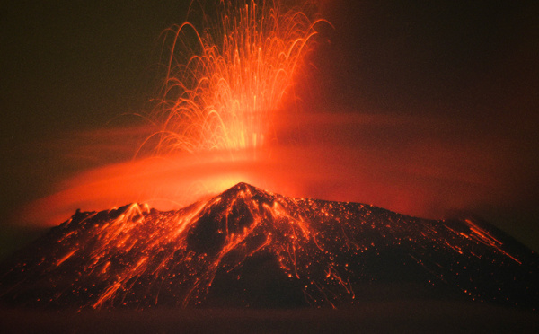 L'aéroport de Mexico brièvement fermé à cause du volcan Popocatépetl