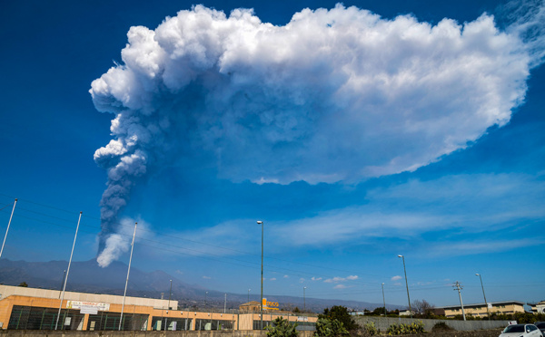 L'Etna crache des cendres, fermeture de l'aéroport de Catane