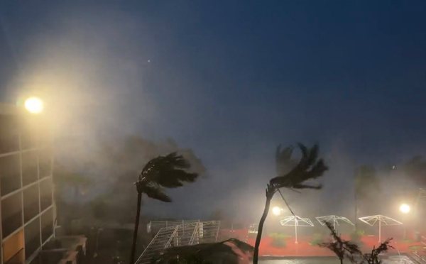 L'île de Guam sous les coups de boutoir du typhon Mawar en Océanie