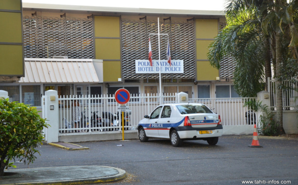 Une jeune femme lui saute dessus et lui crie : "Je vais te tuer ! Je vais te tuer !"