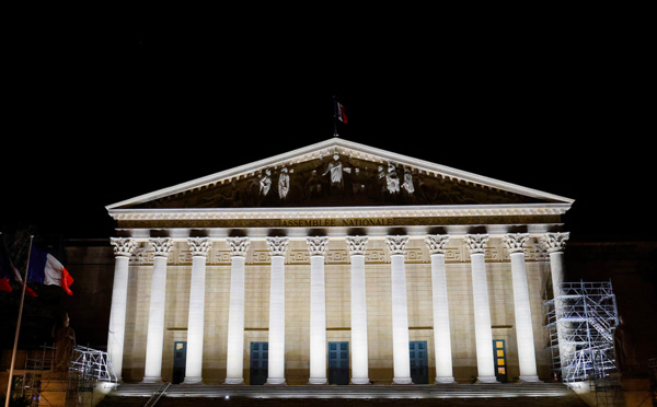Le Parlement adopte définitivement un projet de loi pour encadrer le secteur des influenceurs