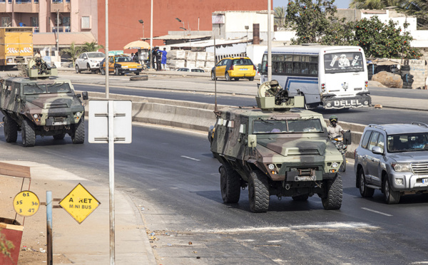 Sénégal: le pouvoir déploie des forces armées dans Dakar