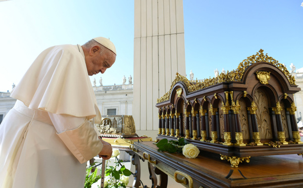 Le pape François opéré d'une hernie abdominale à Rome