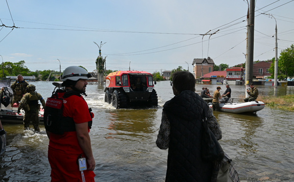 Barrage détruit en Ukraine: des bombardements touchent des évacuations de civils