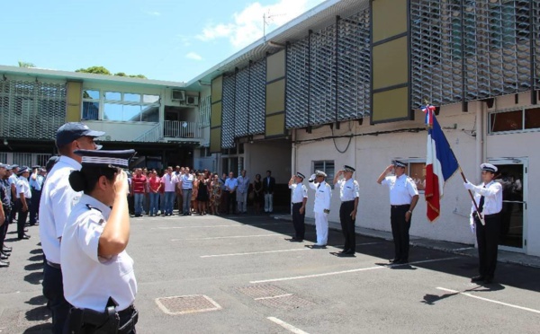 En hommage aux trois policiers morts dans la série d'attaques terroristes à Paris