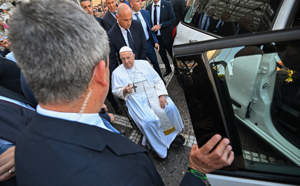 Le pape quitte l'hôpital après un séjour de dix jours