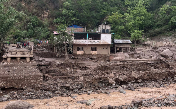Népal : deux morts et 28 disparus dans des inondations et glissements de terrain