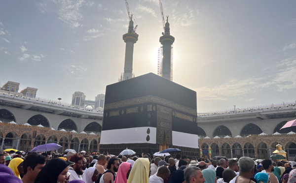 Les pèlerins musulmans convergent vers Mina, étape majeure du hajj à La Mecque
