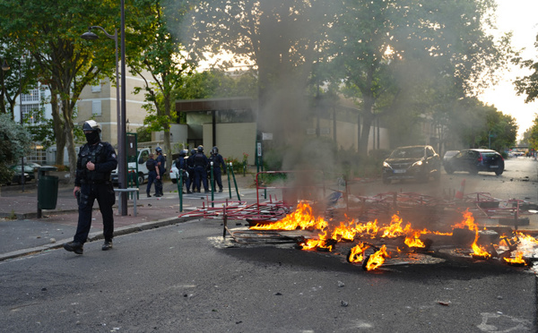 Nanterre: tensions et émotion après la mort de Nahel, mobilisation "renforcée" des forces de l'ordre