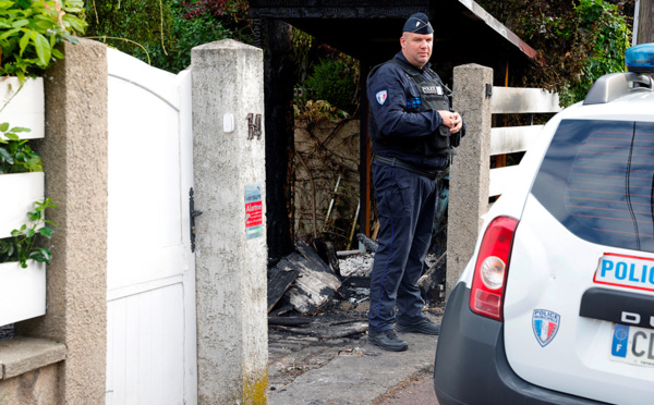 Emeutes: indignation unanime après l'attaque du domicile d'un maire, appel au calme de la grand-mère de Nahel