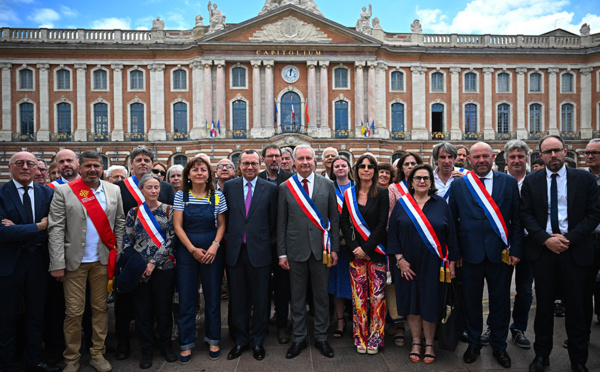 Emeutes: rassemblements de soutien aux maires, nette accalmie dans les violences