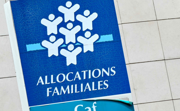 Macron ratisse à droite en voulant sanctionner les familles, la gauche dénonce