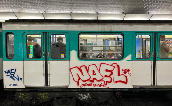 Nahel: le policier maintenu en détention, Macron parie sur "l'ordre et le calme"