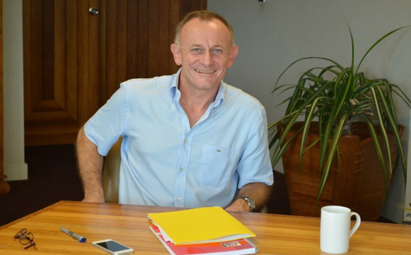 Hervé Dubost-Martin  fait chevalier de l'Ordre de Tahiti Nui