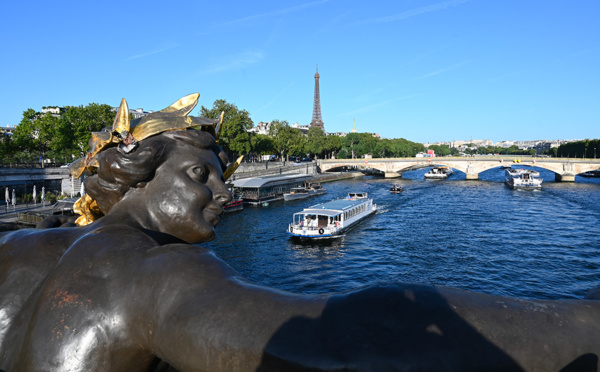 JO-2024 - Répétition de la cérémonie d'ouverture: un convoi de bateaux vogue sur une Seine déserte
