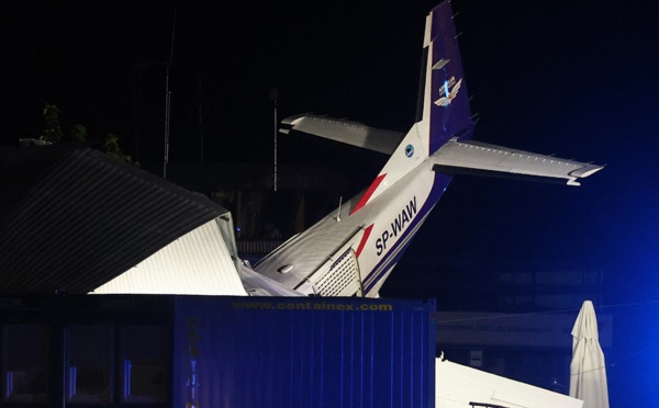 Un petit avion s'écrase sur un hangar en Pologne: cinq morts