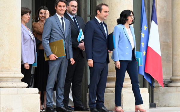 Remaniement: Macron mise sur la "continuité" et "l'efficacité"