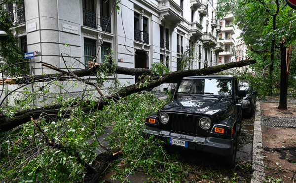 Milan frappé par des intempéries, la Sicile par des incendies