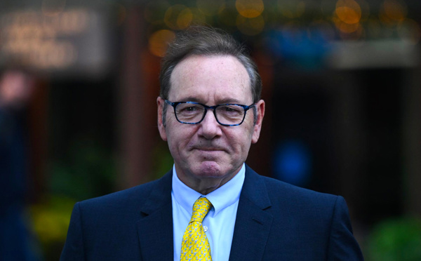 Les larmes aux yeux, Kevin Spacey blanchi d'agressions sexuelles à Londres