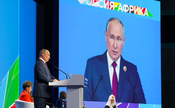 Poutine promet des céréales gratuites à six pays au sommet Russie-Afrique