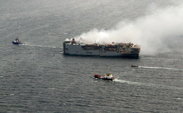 Le cargo en feu au large des Pays-Bas remorqué vers une position temporaire