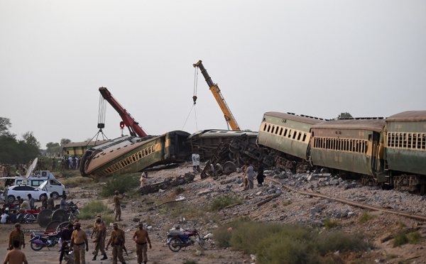 Pakistan: quête d'indices après le déraillement meurtrier d'un train