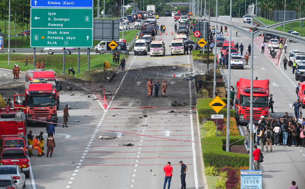 Malaisie: le crash d'un avion sur une route fait dix morts