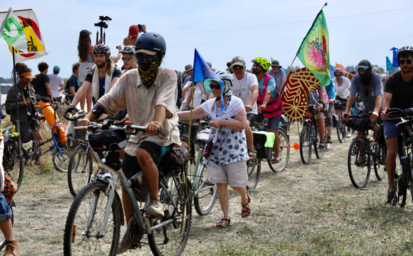 Bassines: des "camarades pédaleurs" s'élancent près de Sainte-Soline, direction Paris
