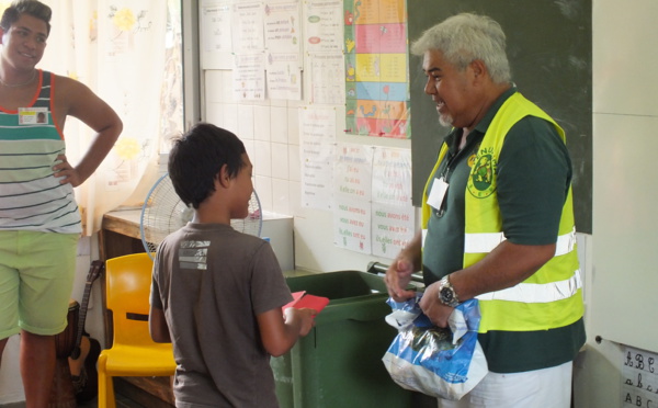 Ecole Nuutafaratea de Mataiea : apprendre à trier en chantant.